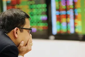 Tiếp tục bị bán tháo, VN Index lùi về sát mốc 1.200 điểm  