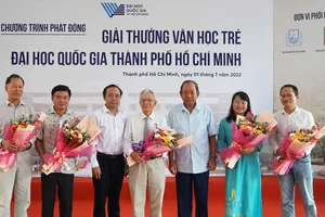 Nguyên Ủy viên Bộ Chính trị, nguyên Phó Thủ tướng Thường trực Trương Hoà Bình tặng hoa cho Ban giám khảo giải thưởng Văn học trẻ. Ảnh: NLDO