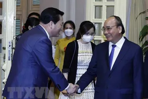 Chủ tịch nước Nguyễn Xuân Phúc và Chủ tịch Hiệp hội Kinh tế, Văn hóa Hàn Quốc-Việt Nam. Ảnh: TTXVN