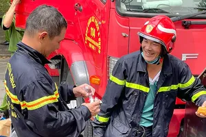 Thiếu tá Phạm Minh Tráng và Thiếu tá Nguyễn Hữu Đạo hạnh phúc  khi cứu được người gặp nạn