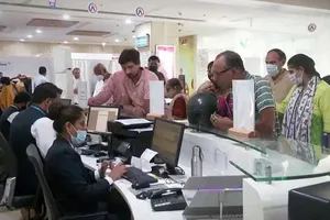 Bệnh nhân đến khám bệnh tại  Bệnh viện Aakash Healthcare, Ấn Độ. Ảnh: REUTERS