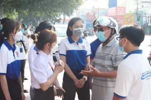 Tình nguyện viên Trường ĐH Sư phạm Kỹ thuật TPHCM hỗ trợ sinh viên và người thân đến thành phố nhập học, tìm nhà trọ. Ảnh: VŨ TÂN