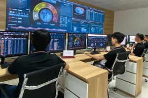 Giám sát các cuộc tấn công mạng tại một trung tâm an toàn thông tin ở TPHCM. Ảnh: TẤN Ba