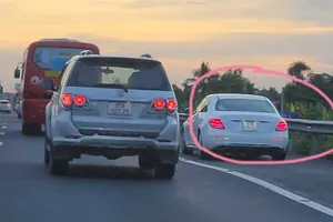 Phương tiện di chuyển vào làn đường khẩn cấp trên cao tốc TPHCM - Trung Lương