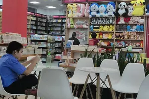 Hầu hết nhà sách truyền thống hiện nay  đều có khu đọc sách riêng dành cho độc giả