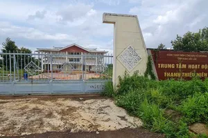 Trung tâm Hoạt động thanh thiếu niên tỉnh Đắk Lắk được đầu tư xây dựng hơn 52 tỷ đồng nhưng bỏ hoang nhiều năm nay. Ảnh: MAI CƯỜNG