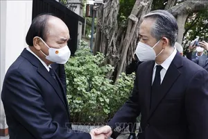 Chủ tịch nước Nguyễn Xuân Phúc chia buồn với Đại sứ Trung Quốc tại Việt Nam Hùng Ba. Ảnh: TTXVN