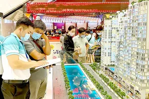 Người dân tìm hiểu giá căn hộ tại một dự án ở TPHCM. Ảnh: CAO THĂNG