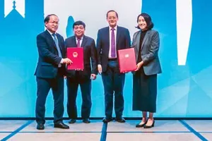 Bộ trưởng Bộ Kế hoạch - Đầu tư Nguyễn Chí Dũng (thứ hai từ trái sang) và Bộ trưởng Tan See Leng (phải sang) chứng kiến lễ ký Biên bản, nhân Hội nghị Bộ trưởng về Kết nối Kinh tế Việt Nam-Singapore lần thứ 16