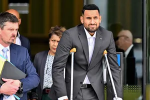 Kyrgios trên đường ra tòa nghe tuyên án