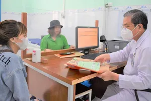 BS-CKII Trần Nhật Quang, Phó phòng Kế hoạch tổng hợp, Bệnh viện Phạm Ngọc Thạch, thăm khám cho người mắc lao