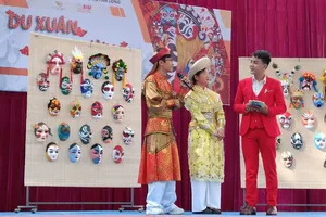 Học sinh Trường THPT Lê Quý Đôn (quận 3, TPHCM) chia sẻ cảm xúc khi được khoác trang phục biểu diễn cải lương tuồng cổ