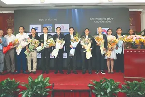 Ban tổ chức tri ân các nhà tài trợ đồng hành với mùa trao giải 2022. Ảnh: DŨNG PHƯƠNG