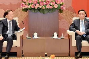 Chủ tịch Quốc hội Vương Đình Huệ tiếp Tổng Giám đốc tài chính toàn cầu Tập đoàn Samsung Electronics Park Hark Kyu