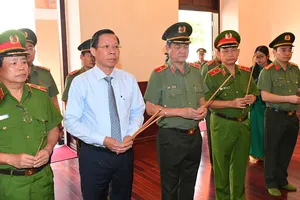 Chủ tịch UBND TPHCM Phan Văn Mãi cùng các đồng chí trong Ban Giám đốc Công an TPHCM dâng hương Chủ tịch Hồ Chí Minh. Ảnh: VIỆT DŨNG