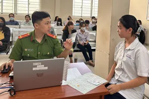 Cao điểm cấp CCCD gắn chip cho học sinh ở TPHCM