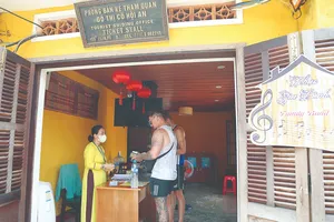 Du khách quốc tế mua vé tham quan phố cổ Hội An (tỉnh Quảng Nam). Ảnh: NGUYỄN CƯỜNG