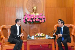 Chủ tịch UBND TPHCM Phan Văn Mãi tiếp ông Philipp Rosler, Lãnh sự danh dự Việt Nam tại Thụy Sĩ. Ảnh: VIỆT DŨNG