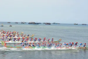 Hàng nghìn người dân, du khách đổ về đảo Lý Sơn xem Hội đua thuyền tứ linh