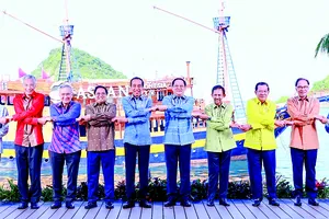 Thủ tướng Phạm Minh Chính cùng các lãnh đạo ASEAN chụp ảnh chung tại phiên họp của hội nghị. Ảnh: TTXVN