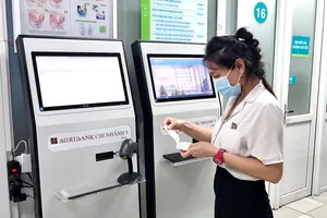 Người dân đăng ký khám chữa bệnh, tra cứu thông tin bảo hiểm y tế bằng căn cước công dân tại Bệnh viện Bình Dân