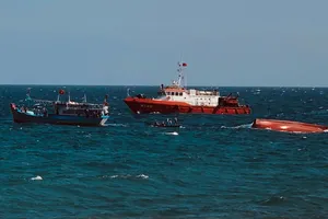 Tàu cứu nạn cùng tàu cá của ngư dân tìm kiếm ngư dân mất tích 