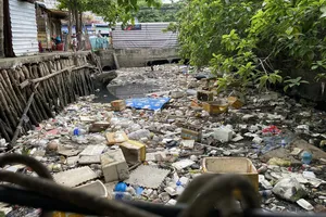 Rác lấp hệ thống thoát nước sân bay