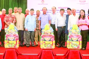 Nguyên Phó Thủ tướng Thường trực Chính phủ Trương Hòa Bình, Phó Bí thư Thành ủy TPHCM Nguyễn Hồ Hải, Phó Chủ tịch Hội Nhà báo Việt Nam Trần Trọng Dũng, Chủ tịch Ủy ban MTTQ Việt Nam TPHCM Trần Kim Yến chúc mừng và tặng quà Ban Đại diện Cộng đồng Hồi giáo thành phố, các Thánh đường, Tiểu Thánh đường và khu vực Hồi giáo