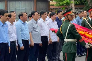 Chủ tịch Quốc hội Vương Đình Huệ dâng hương, tri ân các anh hùng liệt sĩ tại Quảng Trị