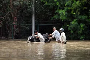 Cảnh ngập lụt tại New Delhi, Ấn Độ ngày 13-7. Ảnh: THX/TTXVN