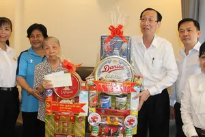 Đồng chí Lê Thanh Liêm tặng quà Mẹ Việt Nam Anh hùng Dương Kim Lan