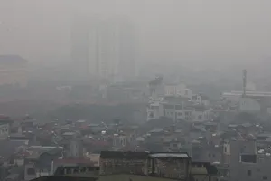Hà Nội bất ngờ dày đặc sương mù