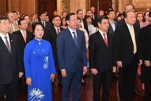 Chủ tịch UBND TPHCM Phan Văn Mãi cùng các đồng chí lãnh đạo thành phố, khách mời tại tiệc chiêu đãi. Ảnh: VIỆT DŨNG