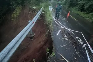 Lại xuất hiện sạt lở nghiêm trọng đường huyết mạch nối Bình Phước và Lâm Đồng