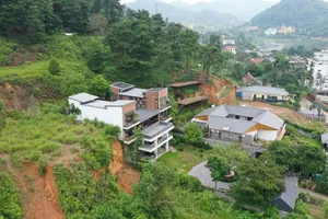 Quanh hồ Đồng Đò, một số công trình nhà ở, nghỉ dưỡng được xây dựng sát bìa đồi