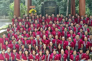 Đoàn chụp hình lưu niệm tại Khu tưởng niệm Ủy ban Kiểm tra Trung ương Cục miền Nam