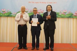 Trao giải Nhì A cho tác giả Nguyễn Tiến Dũng với công trình sưu tầm giới thiệu sử thi Ba Na