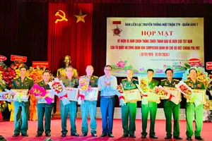 Hội Cựu chiến binh TPHCM tặng bằng khen cho 8 cá nhân thuộc Ban Liên lạc Truyền thống mặt trận 779 Quân Khu 7 tại TPHCM đã có thành tích xuất sắc trong hoạt động và xây dựng Ban Liên lạc năm 2023. 