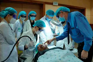 Giáo sư Richard Rox Anderson, Trường Đại học Harvard, (bìa phải) đến giao lưu, trao đổi kinh nghiệm và chuyển giao kỹ thuật cập nhật về laser điều trị 