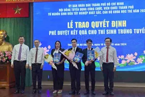 2 giáo viên trúng tuyển từ nguồn sinh viên xuất sắc nhận nhiệm vụ tại trường chuyên