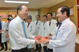 Đồng chí Nguyễn Hồ Hải thăm, động viên, chúc mừng năm mới các đơn vị trực đêm 30 Tết