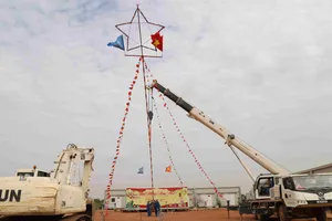 Cây nêu ngày tết được các chiến sĩ công binh dựng lên tại Phái bộ UNISFA