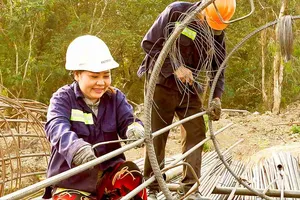 Chị Nguyễn Thị Hạnh trên công trường thi công đường Vành đai 3 TPHCM. Ảnh: HOÀNG HÙNG