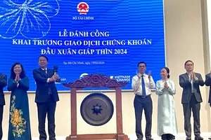 Lễ đánh cồng khai trương giao dịch chứng khoán đầu Xuân Giáp Thìn tại HOSE sáng 19-2