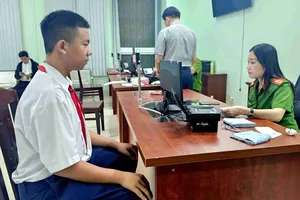 Ngày đầu làm thủ tục cấp thẻ CCCD tại trụ sở tiếp dân PC06