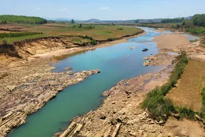 Sông Pô Cô chảy qua khu vực giáp ranh giữa TP Kon Tum và huyện Sa Thầy cạn nước. Ảnh: HỮU PHÚC