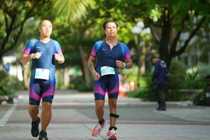VĐV khuyết tật Võ Huỳnh Anh Khoa (phải) trên đường đua điền kinh. Ảnh: P.NGUYỄN