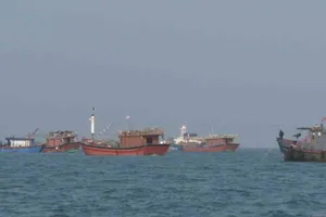 Quảng Bình: Huy động hàng trăm người tìm kiếm 10 ngư dân mất tích