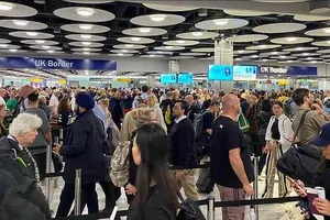 Xếp hàng chờ nhập cảnh tại sân bay Gatwick. Ảnh: DAILY MAIL