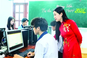 Cán bộ hướng dẫn học sinh Trung tâm Giáo dục phổ thông (Trường ĐH Công thương TPHCM) đăng ký dự thi tốt nghiệp THPT năm 2024. Ảnh: THANH HÙNG